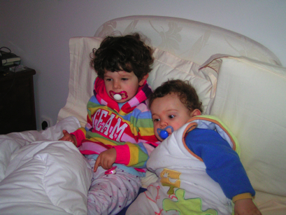Les deux le matin au réveil dans le lit de maman....
